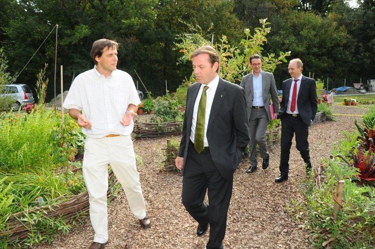 Pressegespräch_mit_BM_Berlakovich_am_5._Oktober_2011(4).jpg  Pressegespräch_mit_BM_Berlakovich_am_5._Oktober_2011(4).jpg