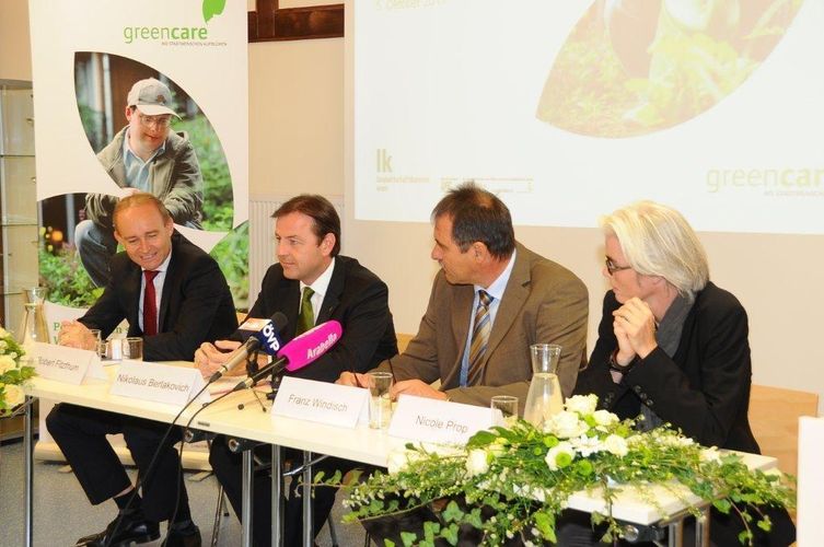 Pressegespräch_mit_BM_Berlakovich_am_5._Oktober_2011.jpg  Pressegespräch_mit_BM_Berlakovich_am_5._Oktober_2011.jpg