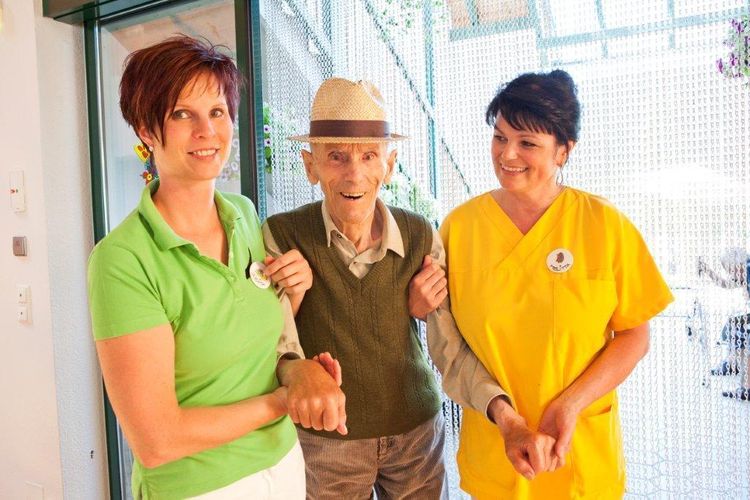 Pflegeeinrichtung Adelwöhrerhof | Gemeinsam statt einsam alt werden.jpg  Pflegeeinrichtung Adelwöhrerhof | Gemeinsam statt einsam alt werden.jpg