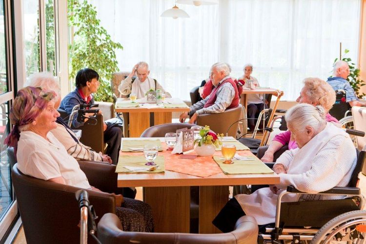 Pflegeeinrichtung Adelwöhrerhof | Gemeinsam essen.jpg  Pflegeeinrichtung Adelwöhrerhof | Gemeinsam essen.jpg