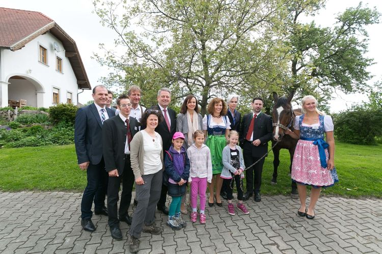 Offizielle Eröffnung des 3er-Hofs am 7. Mai 2015.jpg © Strasser Robert Offizielle Eröffnung des 3er-Hofs am 7. Mai 2015.jpg © Strasser Robert