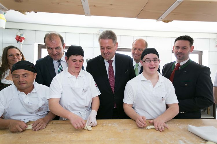 Offizielle Eröffnung des 3er-Hofs am 7. Mai 2015.jpg © Strasser Robert Offizielle Eröffnung des 3er-Hofs am 7. Mai 2015.jpg © Strasser Robert