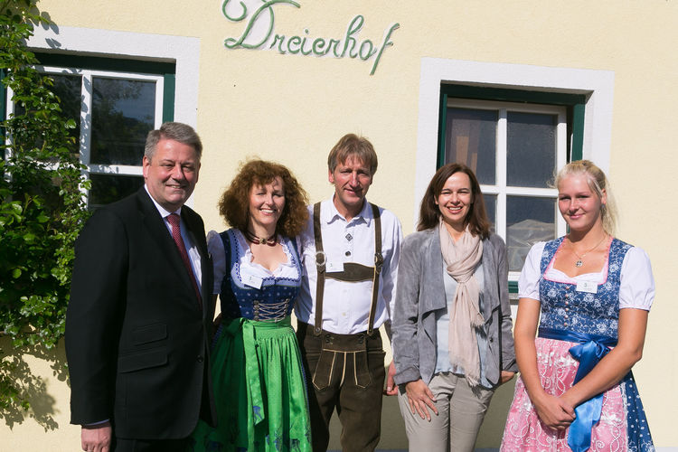 Offizielle Eröffnung des 3er-Hofs am 7. Mai 2015.jpg © Strasser Robert Offizielle Eröffnung des 3er-Hofs am 7. Mai 2015.jpg © Strasser Robert