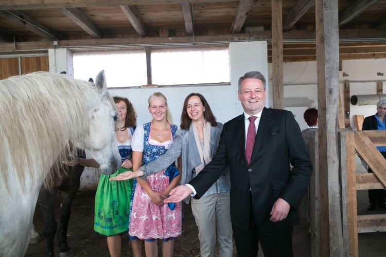 Offizielle Eröffnung des 3er-Hofs am 7. Mai 2015.jpg © Strasser Robert Offizielle Eröffnung des 3er-Hofs am 7. Mai 2015.jpg © Strasser Robert