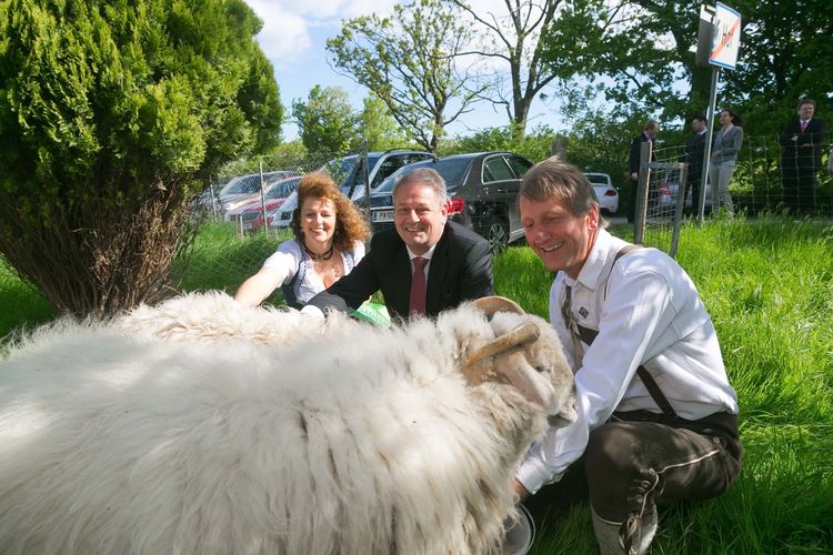 Offizielle Eröffnung des 3er-Hofs am 7. Mai 2015.jpg © Strasser Robert Offizielle Eröffnung des 3er-Hofs am 7. Mai 2015.jpg © Strasser Robert