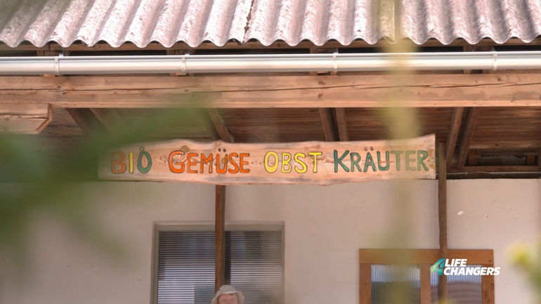 Veranda und Schild bei Biohof Attendorf © puls4.com Veranda und Schild bei Biohof Attendorf © puls4.com