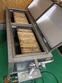 Altwaben werden im Dampfwachsschmelzer ausgeschmolzen Altwaben werden im Dampfwachsschmelzer ausgeschmolzen