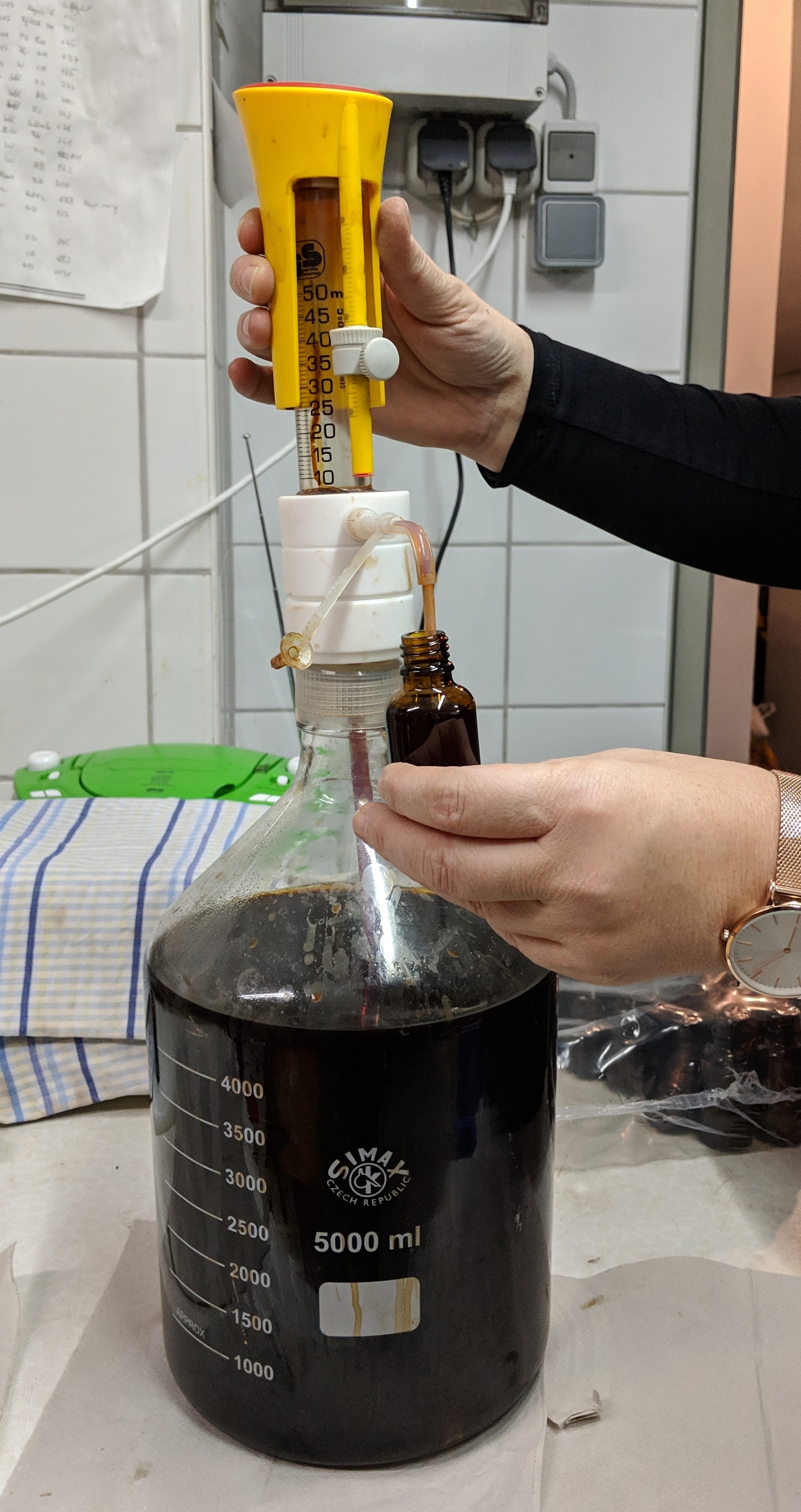 Propolis-Lösung wird abgefüllt Propolis-Lösung wird abgefüllt