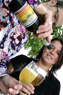 Hochland Honigbier auch bei Frauen beliebt..jpg Hochland Honigbier auch bei Frauen beliebt..jpg