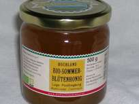 Die subtile Süße des Nektars von Himbeere, Brombeere und den Winterlinden kennzeichnet unseren BIO-Sommerblütenhonig. Die subtile Süße des Nektars von Himbeere, Brombeere und den Winterlinden kennzeichnet unseren BIO-Sommerblütenhonig.