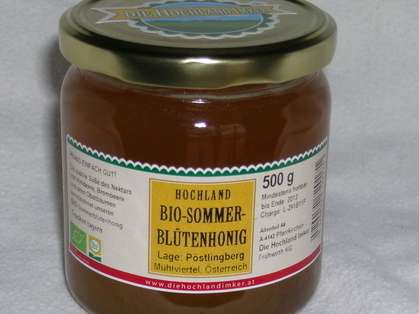 Die subtile Süße des Nektars von Himbeere, Brombeere und den Winterlinden kennzeichnet unseren BIO-Sommerblütenhonig. Die subtile Süße des Nektars von Himbeere, Brombeere und den Winterlinden kennzeichnet unseren BIO-Sommerblütenhonig.