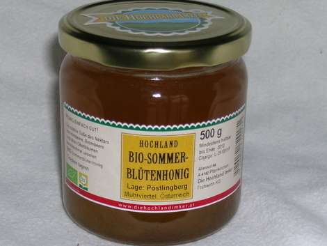 Die subtile Süße des Nektars von Himbeere, Brombeere und den Winterlinden kennzeichnet unseren BIO-Sommerblütenhonig. Die subtile Süße des Nektars von Himbeere, Brombeere und den Winterlinden kennzeichnet unseren BIO-Sommerblütenhonig.