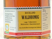 Ein würziger Waldhonig von hellbrauner Farbe Ein würziger Waldhonig von hellbrauner Farbe