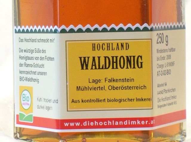 Ein würziger Waldhonig von hellbrauner Farbe Ein würziger Waldhonig von hellbrauner Farbe