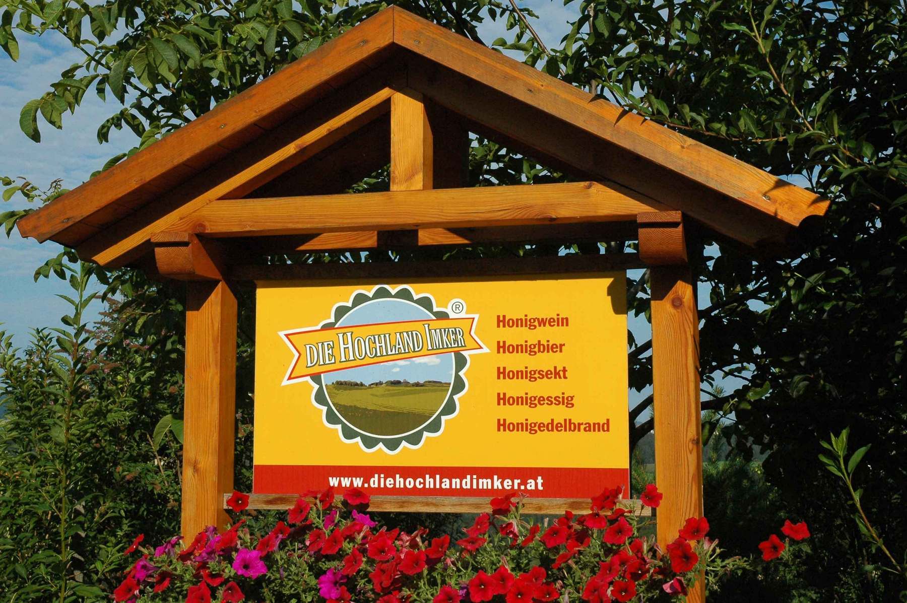 Die Hochland Imker in Altenhof.jpg Die Hochland Imker in Altenhof.jpg