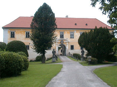 Im Vorhof zum Schloss eröffnet sich toskanischer Flair.