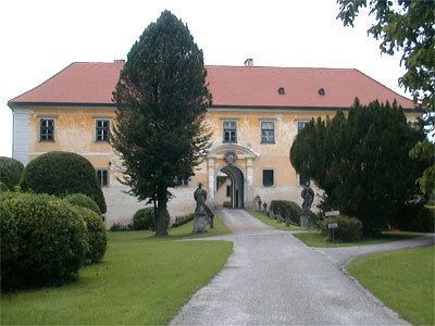 Im Vorhof zum Schloss eröffnet sich toskanischer Flair. Im Vorhof zum Schloss eröffnet sich toskanischer Flair.