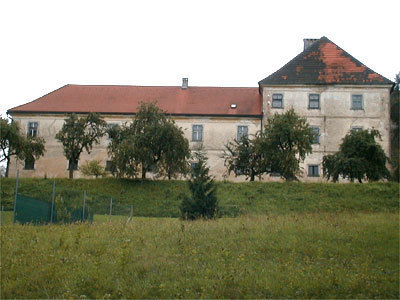 Schloss Altenhof liegt in beherrschender Lage auf einem über das Rannatal hinausragenden Granitrücken.
