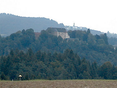 Ansicht von Schloss Altenhof von der Ortschaft Dorf aus, das auf einem Rücken zwischen der Donau und der Ranna liegt.