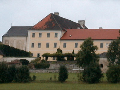 Von Süden bietet sich ein Gesamteindruck von Schloss, Schlosskapelle und Nebengebäuden.