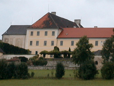 Von Süden bietet sich ein Gesamteindruck von Schloss, Schlosskapelle und Nebengebäuden. Von Süden bietet sich ein Gesamteindruck von Schloss, Schlosskapelle und Nebengebäuden.