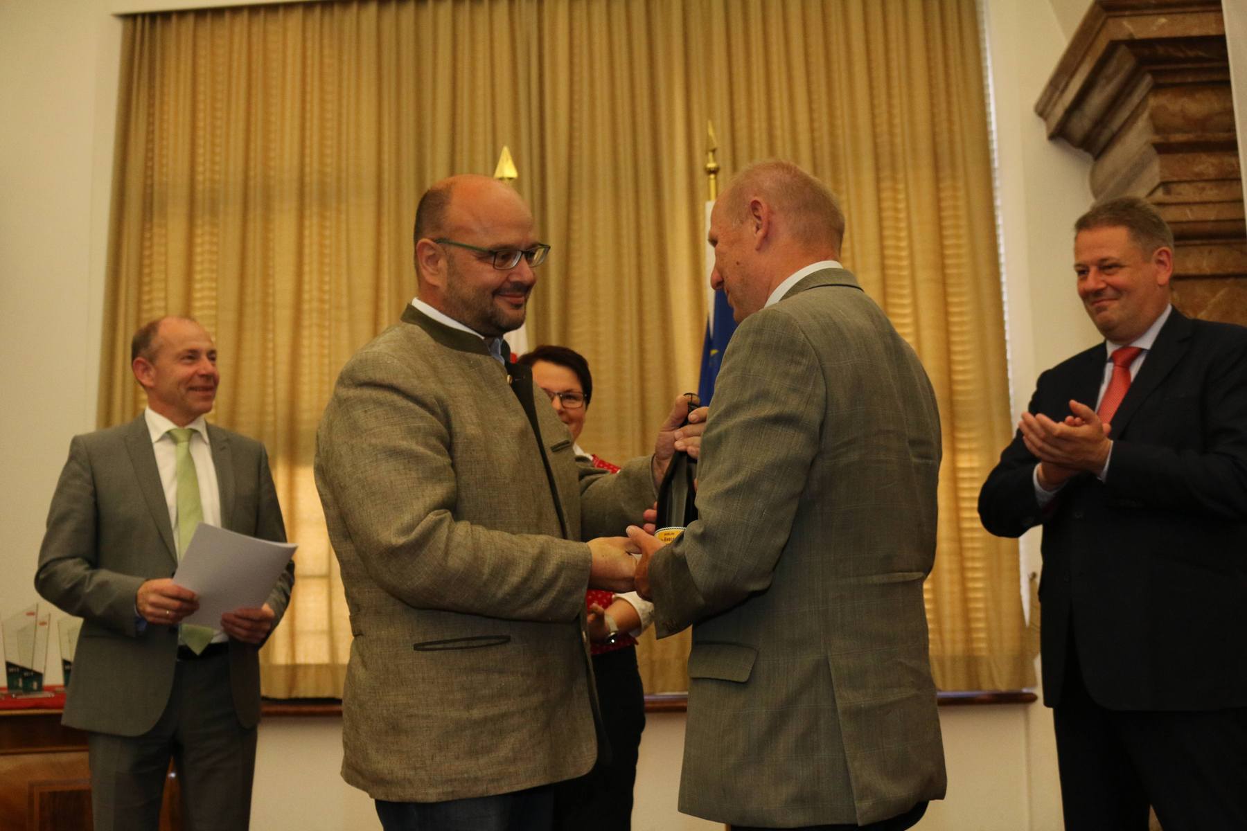 Peter Frühwirth bedankt sich bei Ernst Simader Peter Frühwirth bedankt sich bei Ernst Simader
