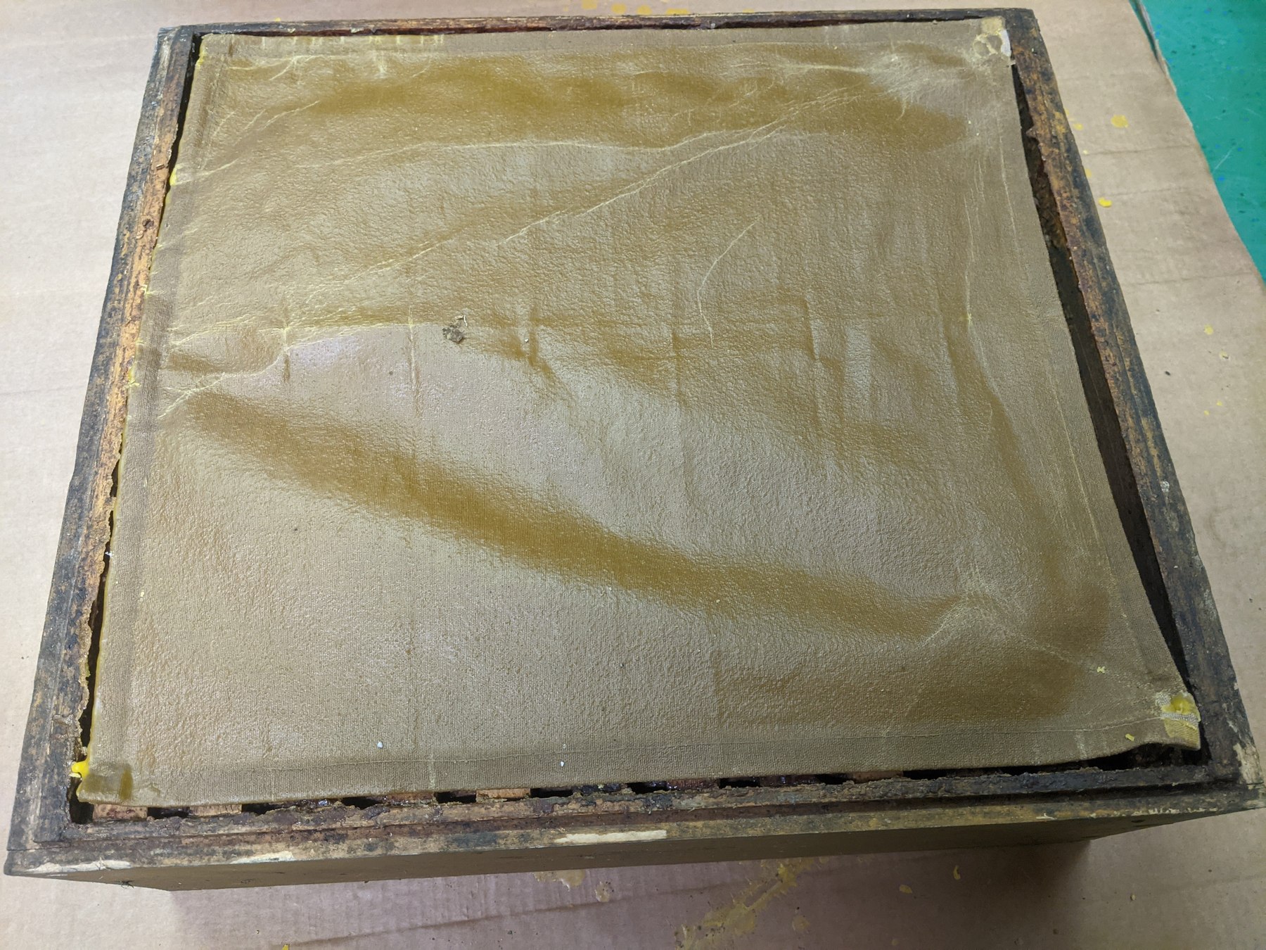 Mit Wachstuch das Bienenvolk abdecken Mit Wachstuch das Bienenvolk abdecken