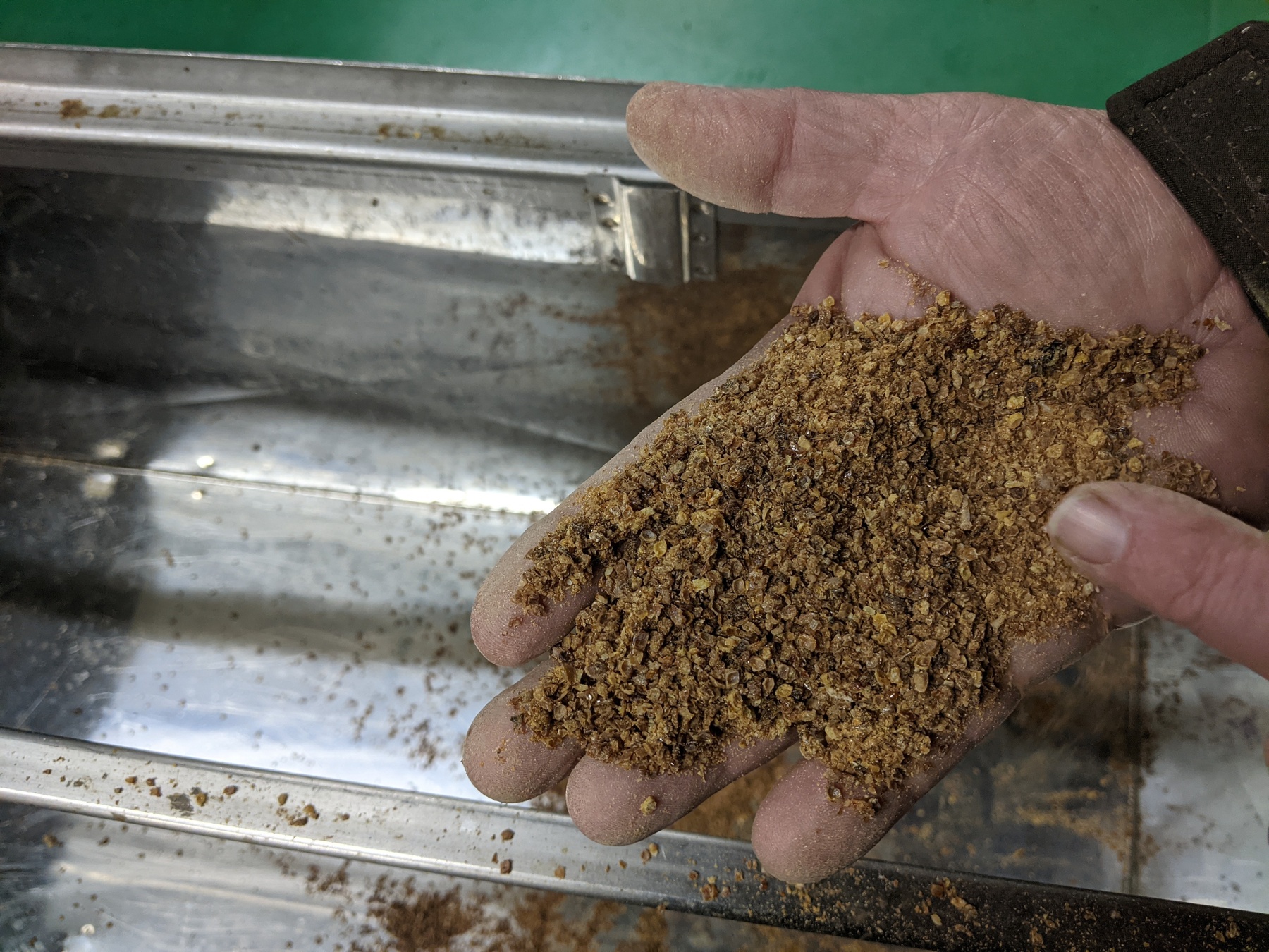 Feinkrümeliges Propolis aus dem Gitter Feinkrümeliges Propolis aus dem Gitter