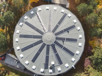 © DAS Energy / Rundsporthalle mit PV–Modulen von DAS Energy