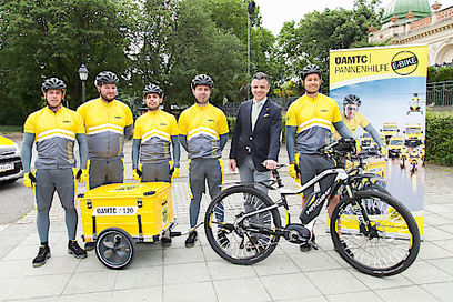 © ÖAMTC Kommunikation/APA/Rastegar – Die Pannenfahrer mit einem der E–Bikes