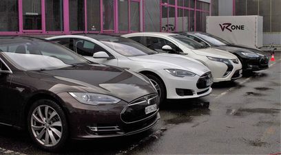 © oekonews / Eine ganze Armee von Tesla Model S
