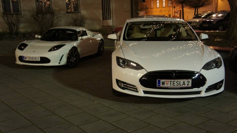 © oekonews / Tesla Model S und Tesla Roadster vor der Türe