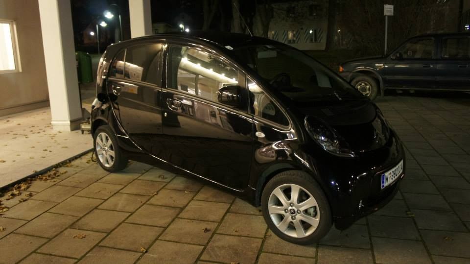 © OEKONEWS /Elektroauto vor den Türen des Stadtsaals
