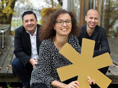 © weinfranz/ Sascha Leinberger, Vertriebsleiter gugler* DruckSinn, Roswitha Sandwieser, Cradle to Cradle-Expertin im Haus, und Reinhard Gugler, Leiter der Produktion gugler* DruckSinn, freuen sich über das Cradle to Cradle-GOLD-Zertifikat. © weinfranz/ Sascha Leinberger, Vertriebsleiter gugler* DruckSinn, Roswitha Sandwieser, Cradle to Cradle-Expertin im Haus, und Reinhard Gugler, Leiter der Produktion gugler* DruckSinn, freuen sich über das Cradle to Cradle-GOLD-Zertifikat.