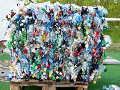 © Hans Braxmeier auf pixabay/  Gesammelte Plastikflaschen