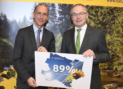 © NÖ Landespressedienst/Reinberger – Univ.Prof. Dr. Peter Filzmaier und Umwelt–Landesrat Dr. Stephan Pernkopf präsentierten die Ergebnisse der Umweltumfrage Niederösterreich. (v.l.n.r.) © NÖ Landespressedienst/Reinberger – Univ.Prof. Dr. Peter Filzmaier und Umwelt–Landesrat Dr. Stephan Pernkopf präsentierten die Ergebnisse der Umweltumfrage Niederösterreich. (v.l.n.r.)