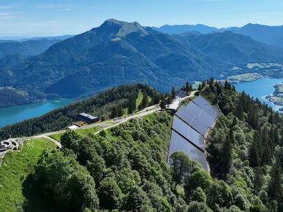 © Zwölferhorn-Seilbahn GmbH / Die PV-Anlage am südlichen Hang der Bergstation