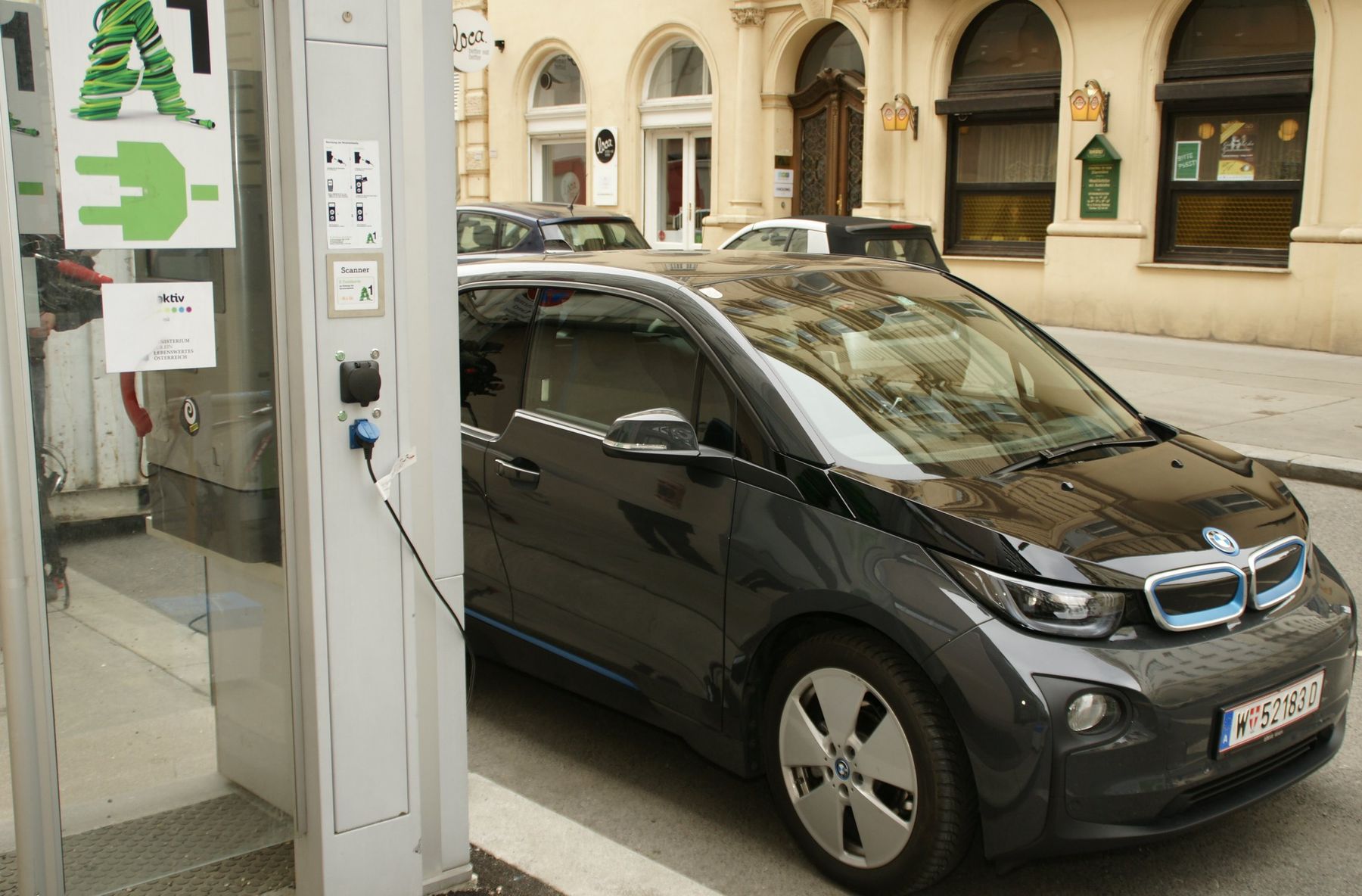 © Wolfgang J.Pucher oekonews/ Laden eines Elektroautos