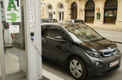 © Wolfgang J.Pucher oekonews/ Laden eines Elektroautos