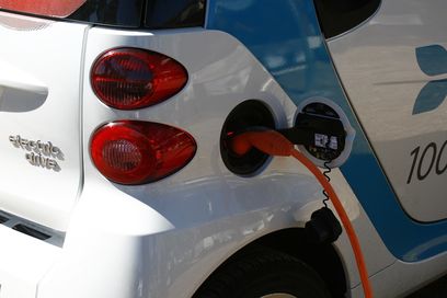 ©  Laden eines Elektroautos