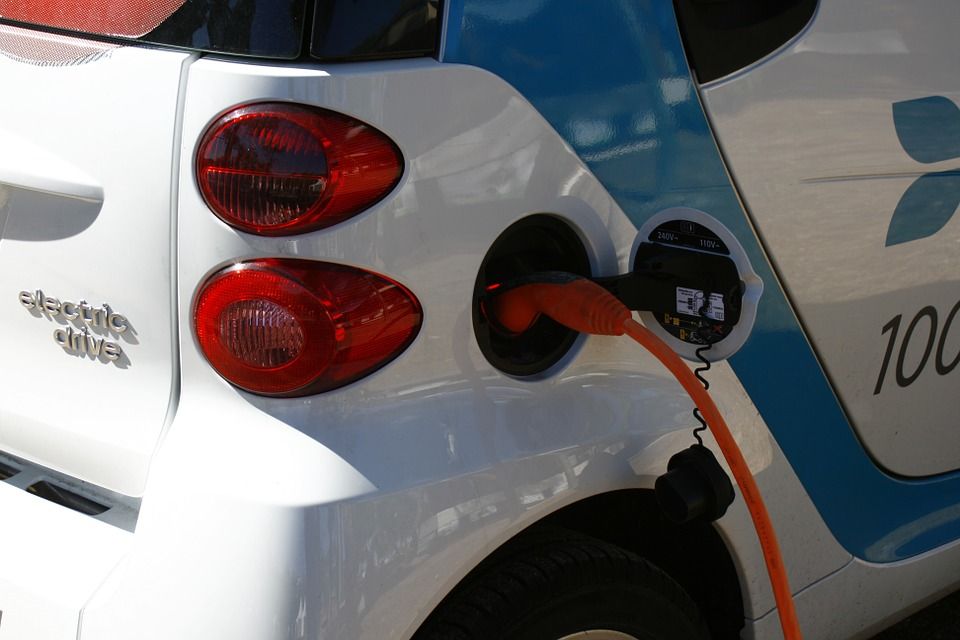 ©  Laden eines Elektroautos