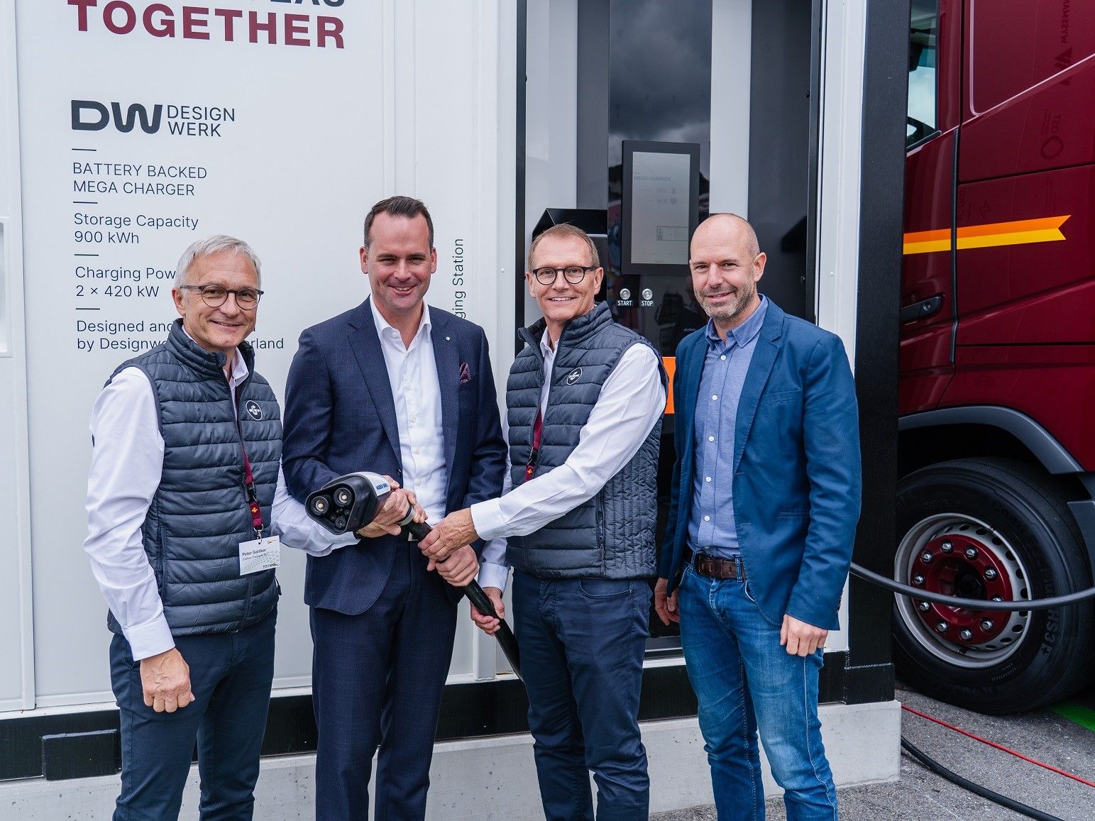 © Galliker Transport AG  / Große Freude über die Inbetriebnahme bei Vertretern von GallikerTransport und Designwerk