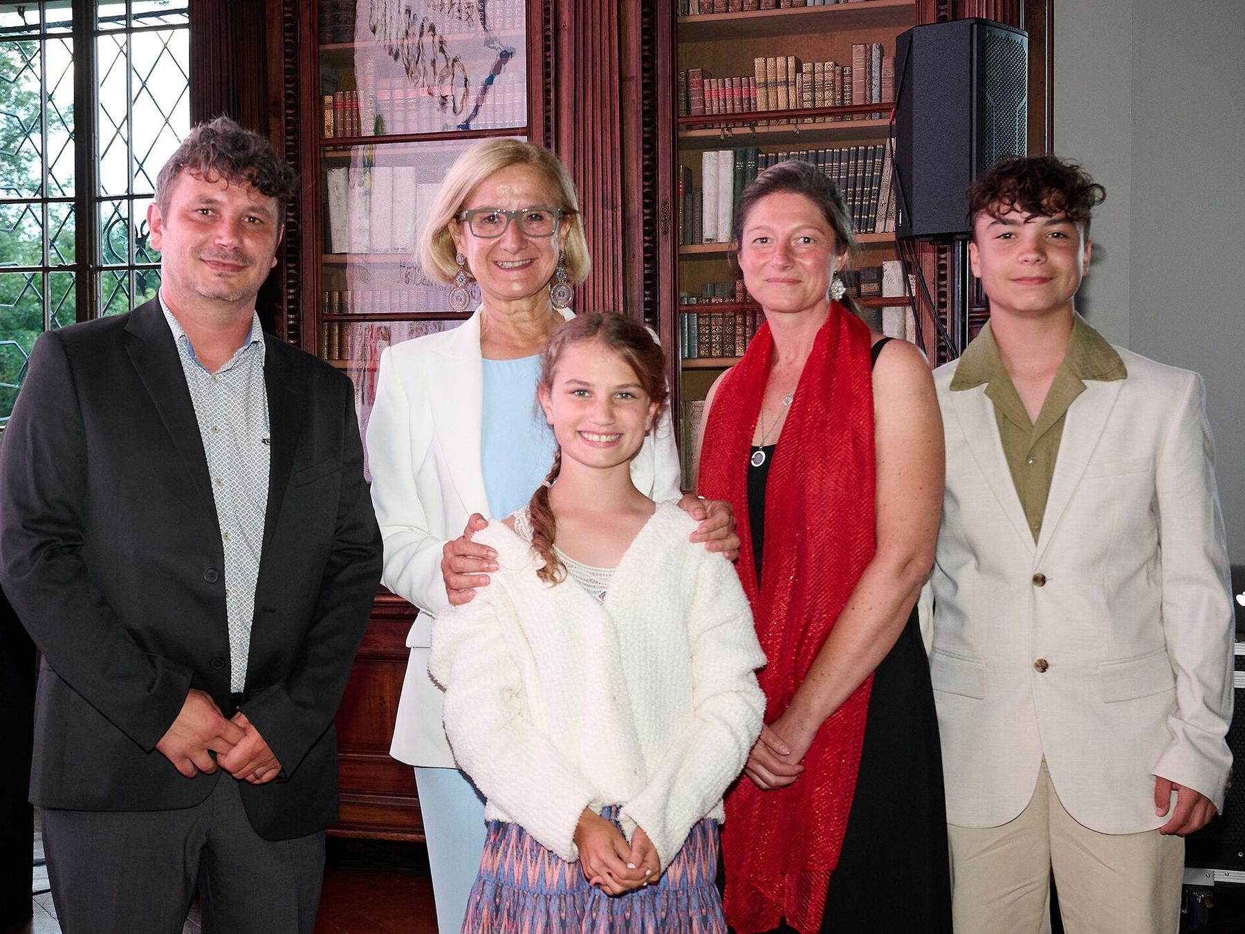 © NLK Pfieffer/ Attila Molnar und Sonja Steinmötzger mit ihren Kindern, die auch als Darsteller im Film zu sehen sind, mit Landeshauptfrau Johanna Mikl Leitner