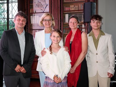 © NLK Pfieffer/ Attila Molnar und Sonja Steinmötzger mit ihren Kindern, die auch als Darsteller im Film zu sehen sind, mit Landeshauptfrau Johanna Mikl Leitner