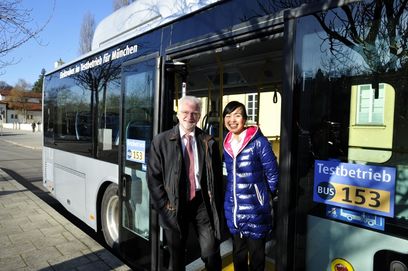 © SWM/MVG – Sophie Zhou von BYD mit MVG–Chef Herbert König bei der Präsentation