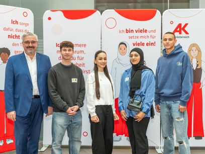 © AK OÖ / Christoph Hillinger /AK-Präsident Andreas Stangl mit einigen Schülern und Schülerinnen: Igor Milovanovic, Jasmin Zeineb, Neslihan Ucar, Johannes Eichelsberger © AK OÖ / Christoph Hillinger /AK-Präsident Andreas Stangl mit einigen Schülern und Schülerinnen: Igor Milovanovic, Jasmin Zeineb, Neslihan Ucar, Johannes Eichelsberger
