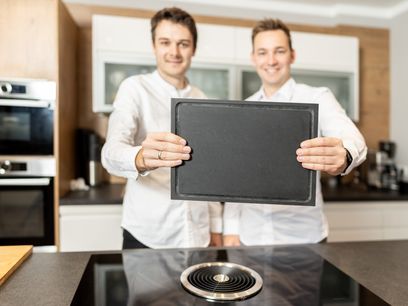 © Peter Märkl pro planche/Die beiden Gründer Roland Tiefnig und Armin Hofmann präsentieren ihr innovatives Schneidbrett aus Papier.