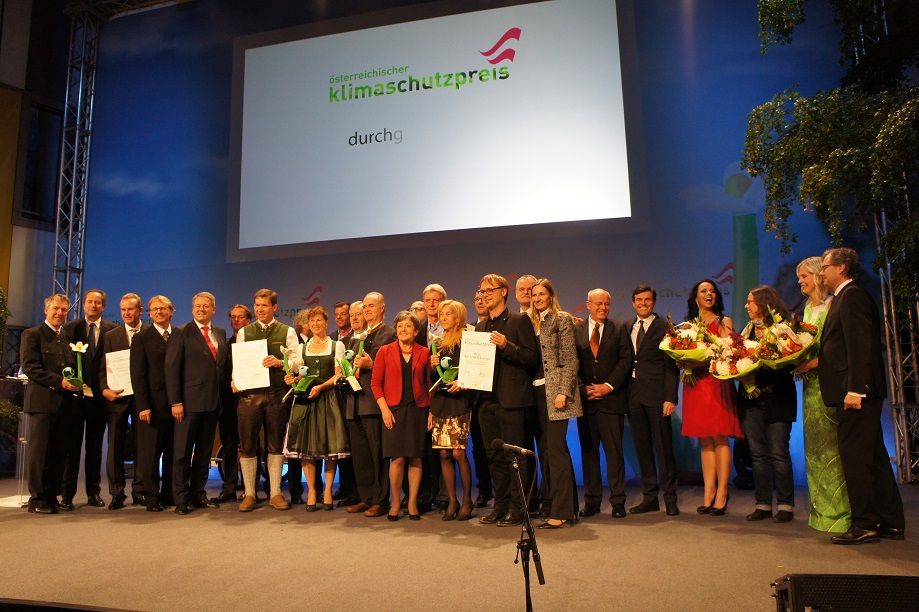 © Trinkl/oekonews – Die Preisträger des Klimaschutzpreises mit Botschaftern, Minister u.a.