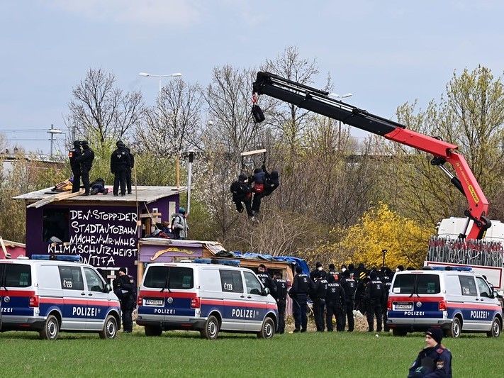 © System Change, not Climate Change / Räumung des Protestcamps
