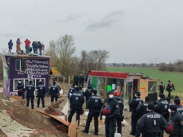 © System Change, not Climate Change /  Die Polizei räumte die Baustellenbesetzung